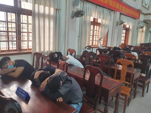 Kiểm tra quán bar lúc nửa đêm, phát hiện 51 nam nữ chơi ma túy - Ảnh 1.