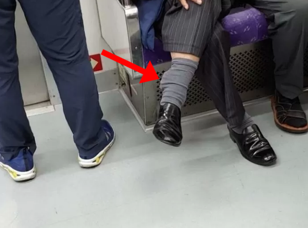 Bức ảnh chụp trên tàu điện ngầm trông không thể bình thường hơn nhưng 1 chi tiết đã khiến nó trở nên rùng mình, dân mạng kháo nhau tránh xa - Ảnh 1.