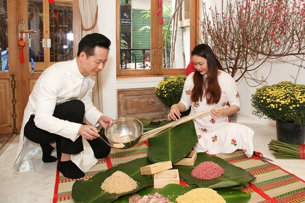 Sao Việt rộn ràng gói bánh chưng đón Tết: Minh Hằng hớn hở trông nồi bánh, Ngọc Trinh cùng hội bạn tranh thủ đọ vẻ sexy - Ảnh 2.