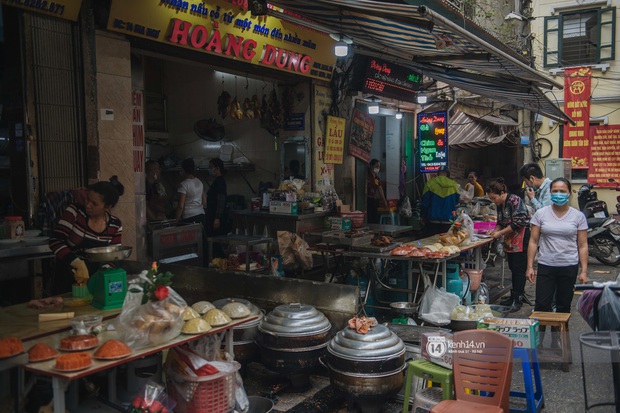 Khung cảnh những khu chợ Tết lớn nhất tại Hà Nội: Vắng vẻ hơn mọi năm nhưng không khí đón năm mới vẫn tràn đầy! - Ảnh 8.