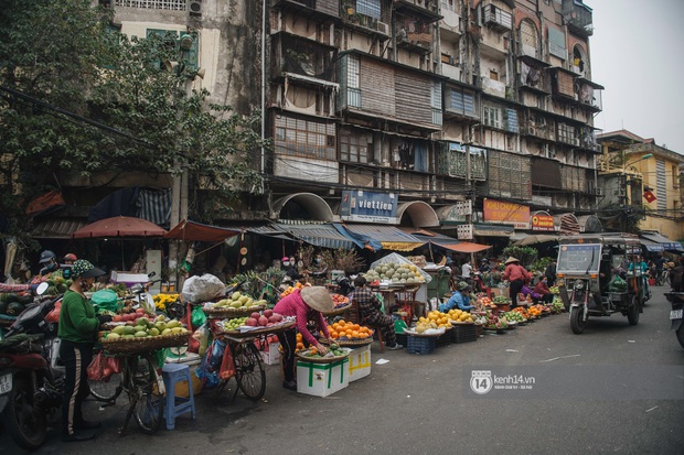 Khung cảnh những khu chợ Tết lớn nhất tại Hà Nội: Vắng vẻ hơn mọi năm nhưng không khí đón năm mới vẫn tràn đầy! - Ảnh 13.