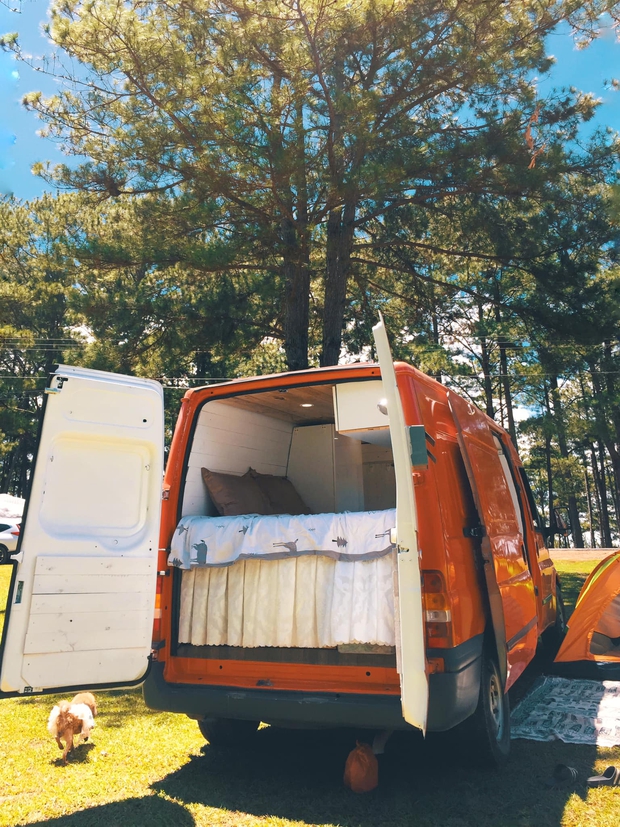 Cặp vợ chồng Đắk Lắk chi hơn 200 triệu hô biến xe thành nhà, đi gần hết Việt Nam trên chiếc mobihome cực chất - Ảnh 12.