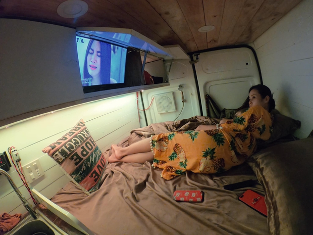 Cặp vợ chồng Đắk Lắk chi hơn 200 triệu hô biến xe thành nhà, đi gần hết Việt Nam trên chiếc mobihome cực chất - Ảnh 14.