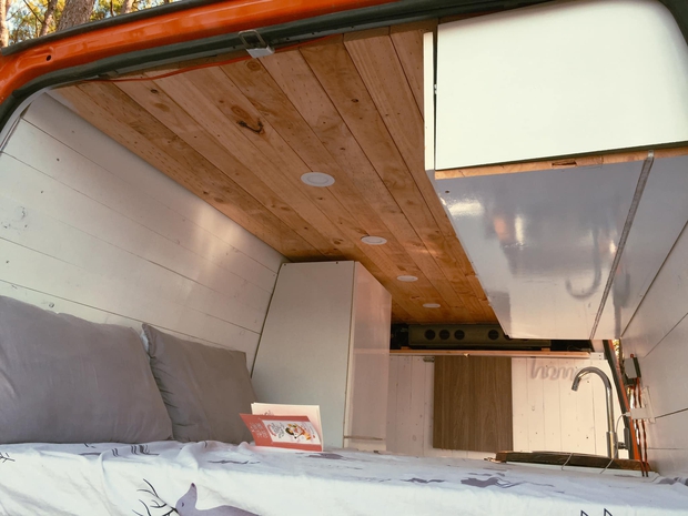 Cặp vợ chồng Đắk Lắk chi hơn 200 triệu hô biến xe thành nhà, đi gần hết Việt Nam trên chiếc mobihome cực chất - Ảnh 3.