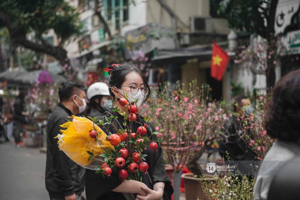 Khung cảnh những khu chợ Tết lớn nhất tại Hà Nội: Vắng vẻ hơn mọi năm nhưng không khí đón năm mới vẫn tràn đầy! - Ảnh 3.