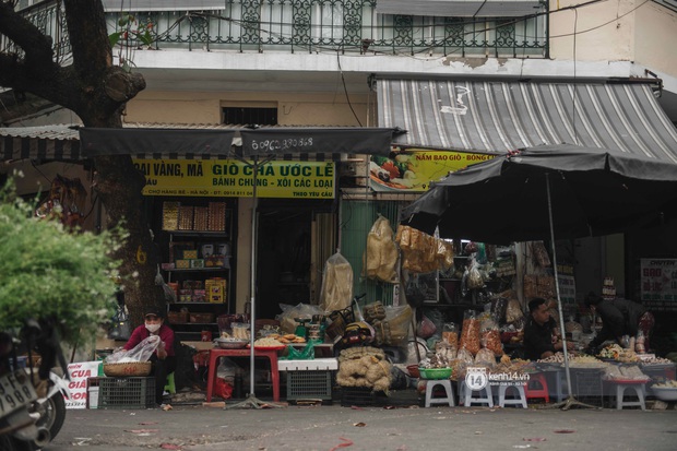 Khung cảnh những khu chợ Tết lớn nhất tại Hà Nội: Vắng vẻ hơn mọi năm nhưng không khí đón năm mới vẫn tràn đầy! - Ảnh 10.