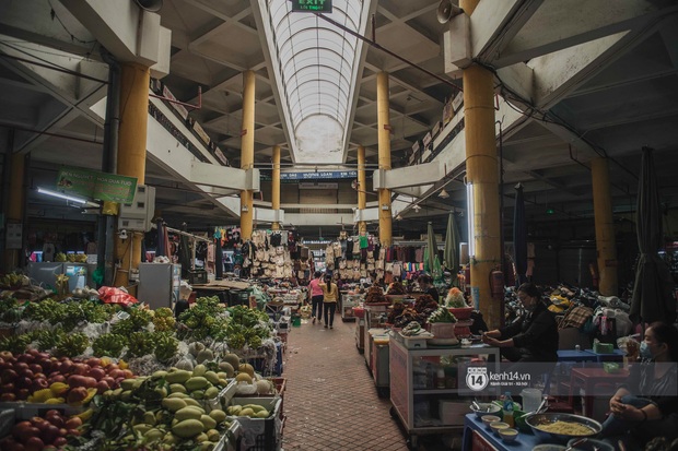 Khung cảnh những khu chợ Tết lớn nhất tại Hà Nội: Vắng vẻ hơn mọi năm nhưng không khí đón năm mới vẫn tràn đầy! - Ảnh 18.