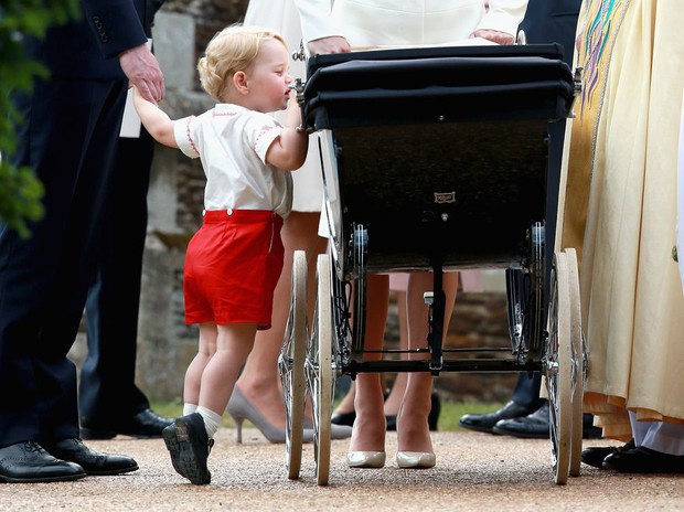 Đức Vua tương lai của Hoàng gia Anh: Những khoảnh khắc thần thái ngất trời của Hoàng tử bé George, mới 7 tuổi nhưng đã ra dáng anh cả - Ảnh 24.