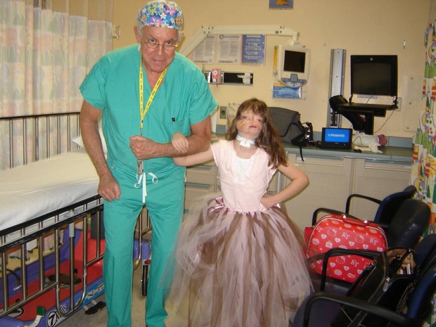 Bé gái sinh ra “không có mặt” khiến cả thế giới ngỡ ngàng gây bất ngờ với diện mạo và cuộc sống sau nhiều năm - Ảnh 6.