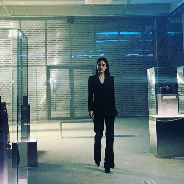Kim Tae Hee hóa soái tỷ ngút ngàn, kéo đến ảnh cận mặt không ai tin đã U40 - Ảnh 2. Kim Tae Hee hóa soái tỷ ngút ngàn, kéo đến ảnh cận mặt không ai tin đã U40 - Ảnh 2.