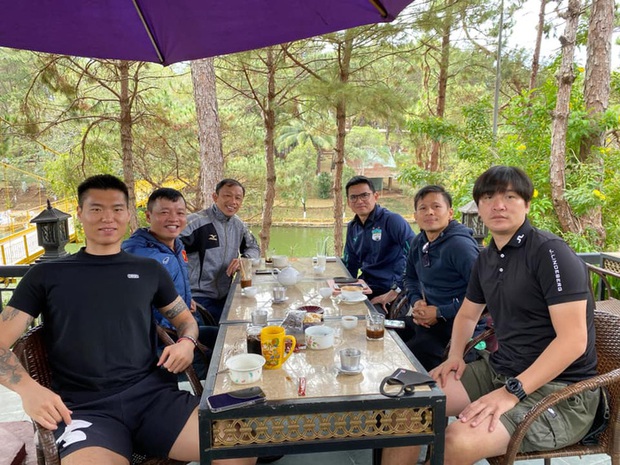 Ngoại binh V.League khoái tập luyện ở bãi biển dịp nghỉ Tết Nguyên đán 2021 - Ảnh 2. Ngoại binh V.League khoái tập luyện ở bãi biển dịp nghỉ Tết Nguyên đán 2021 - Ảnh 2.