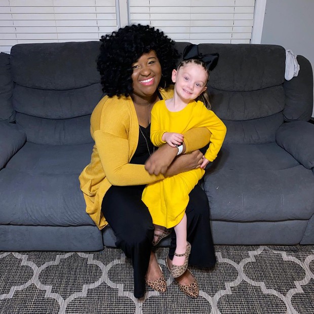 Bé gái 3 tuổi tươi cười chụp ảnh cùng mẹ nuôi, không ngờ đang ngồi trong lòng Tử thần, 2 ngày sau bỏ mạng tức tưởi dưới tay ả - Ảnh 4.