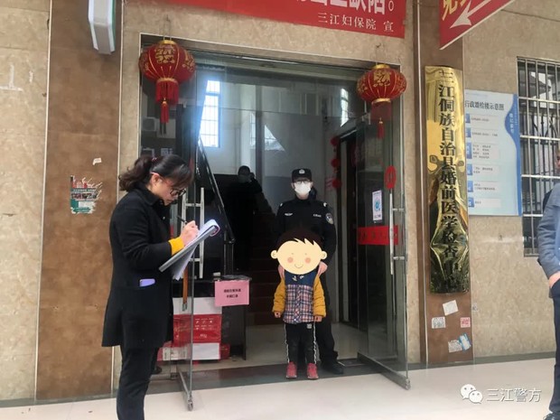 Vừa nhận xong phán quyết ly hôn, bố mẹ bỏ quên luôn con trai nhỏ trước cổng Tòa án, lời nói ngây thơ sau đó của đứa trẻ khiến ai cũng chạnh lòng - Ảnh 1. Vừa nhận xong phán quyết ly hôn, bố mẹ bỏ quên luôn con trai nhỏ trước cổng Tòa án, lời nói ngây thơ sau đó của đứa trẻ khiến ai cũng chạnh lòng - Ảnh 1.
