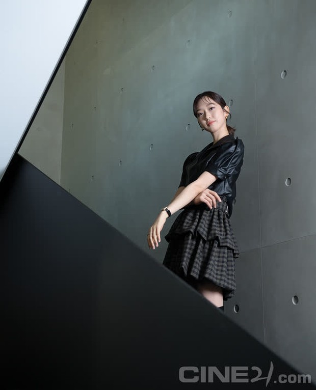 Han Ji Hyun - Tiểu thư xấc láo của Penthouse 2: Đỗ một lần 6 trường đại học, cầm kì thi họa chuyện gì cũng cân tất! - Ảnh 2.