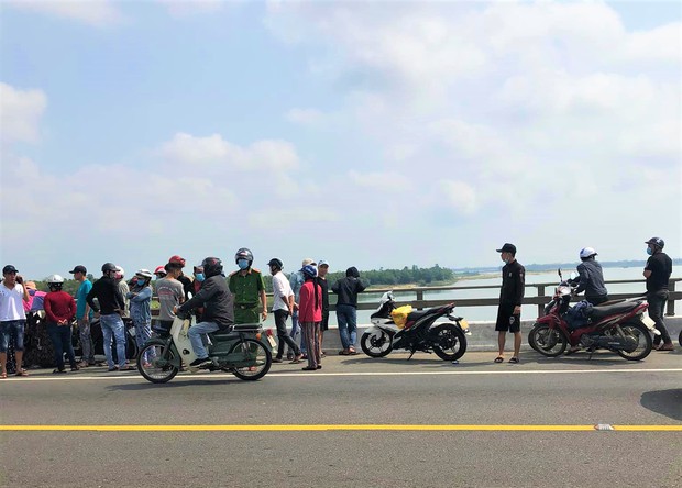 Nam thanh niên bất ngờ nhảy cầu tự tử, bạn bàng hoàng cầu cứu người đi đường - Ảnh 1.