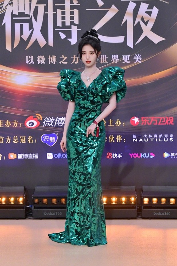 Soi váy áo sao nữ Đêm hội Weibo: Nhiệt Ba chặt chém ác liệt, Châu Đông Vũ - Tống Thiến mặc gì thế này? - Ảnh 1. Soi váy áo sao nữ Đêm hội Weibo: Nhiệt Ba chặt chém ác liệt, Châu Đông Vũ - Tống Thiến mặc gì thế này? - Ảnh 1.