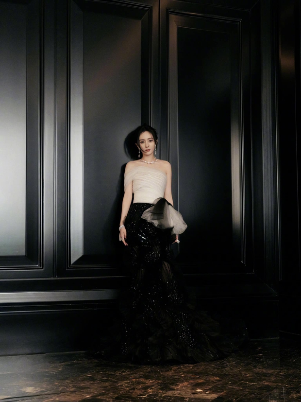 Biến căng: Stylist của Triệu Lệ Dĩnh bóng gió chuyện Dương Mịch diện đồ Haute Couture hàng fake, còn là đồ cổ 10 năm trước? - Ảnh 7. Biến căng: Stylist của Triệu Lệ Dĩnh bóng gió chuyện Dương Mịch diện đồ Haute Couture hàng fake, còn là đồ cổ 10 năm trước? - Ảnh 7.