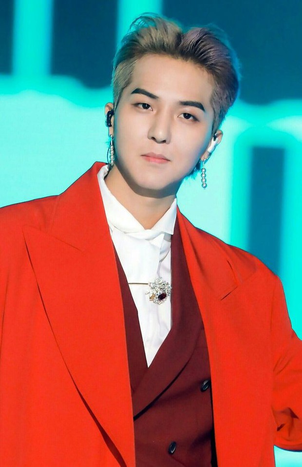 Hội chị em đào lại biểu cảm của Song Mino (WINNER) trong lúc họp báo, hiểu ngay lý do tại sao cánh mày râu mê PS5 đến thế! - Ảnh 1.