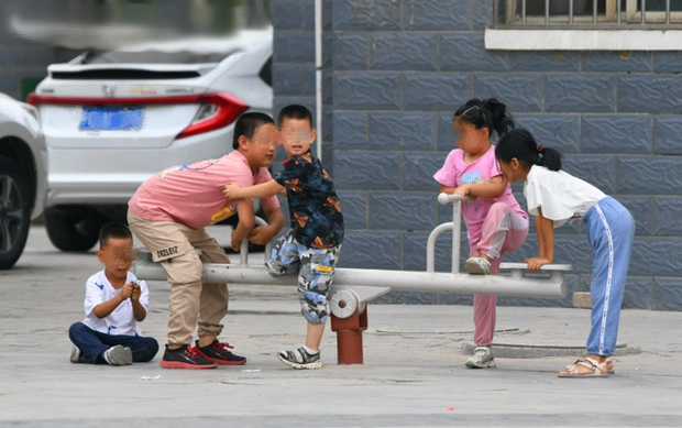 Con gái mừng rỡ khi được giáo viên vẽ ký hiệu lạ trên tay, nhưng vừa nhìn thấy bà mẹ lập tức báo cảnh sát - Ảnh 2. Con gái mừng rỡ khi được giáo viên vẽ ký hiệu lạ trên tay, nhưng vừa nhìn thấy bà mẹ lập tức báo cảnh sát - Ảnh 2.