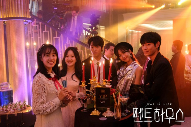 Hội cậu ấm cô chiêu của Penthouse: Giàu nứt đố đổ vách nhưng nhân cách bằng 0! - Ảnh 1. Hội cậu ấm cô chiêu của Penthouse: Giàu nứt đố đổ vách nhưng nhân cách bằng 0! - Ảnh 1.