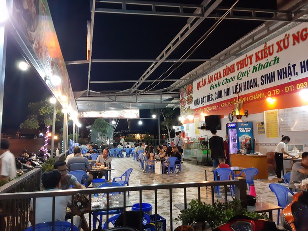 Nhân viên không đeo khẩu trang, 4 quán nhậu ở Sài Gòn bị xử phạt 16 triệu đồng - Ảnh 2.