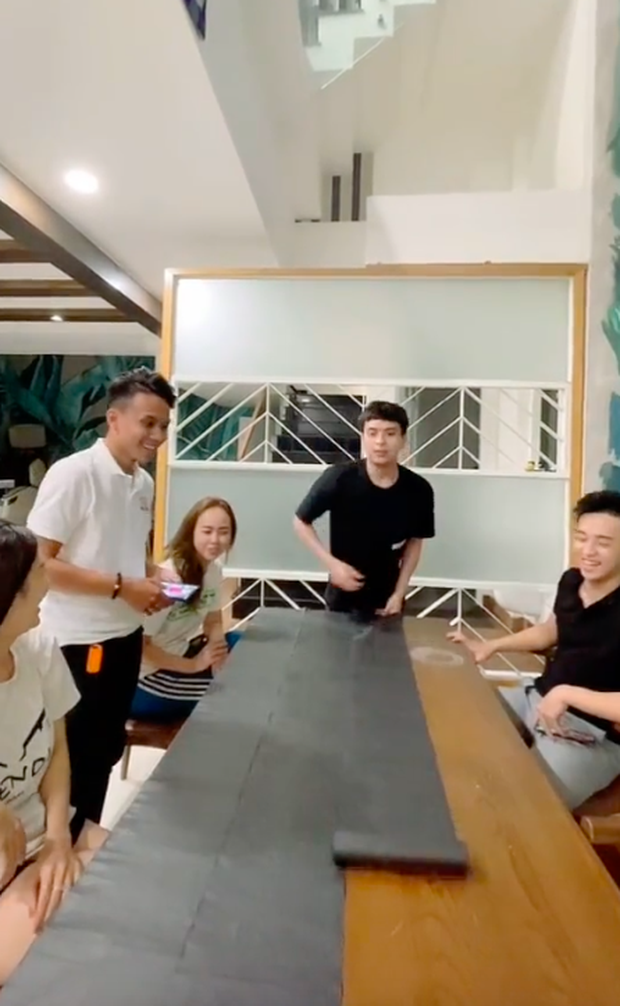 “Danh hài” Hồ Quang Hiếu làm hẳn một bàn bánh tráng trộn khổng lồ, Bà Tân Vlog cũng phải bó tay! - Ảnh 1. “Danh hài” Hồ Quang Hiếu làm hẳn một bàn bánh tráng trộn khổng lồ, Bà Tân Vlog cũng phải bó tay! - Ảnh 1.