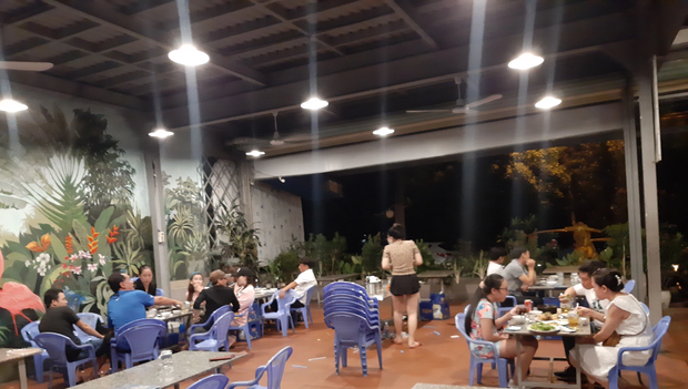 Nhân viên không đeo khẩu trang, 4 quán nhậu ở Sài Gòn bị xử phạt 16 triệu đồng - Ảnh 3.