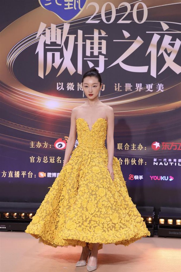 Soi váy áo sao nữ Đêm hội Weibo: Nhiệt Ba chặt chém ác liệt, Châu Đông Vũ - Tống Thiến mặc gì thế này? - Ảnh 8. Soi váy áo sao nữ Đêm hội Weibo: Nhiệt Ba chặt chém ác liệt, Châu Đông Vũ - Tống Thiến mặc gì thế này? - Ảnh 8.