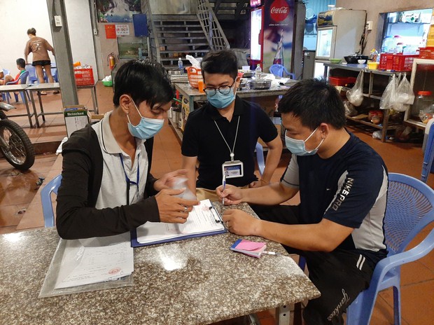 Nhân viên không đeo khẩu trang, 4 quán nhậu ở Sài Gòn bị xử phạt 16 triệu đồng - Ảnh 4.