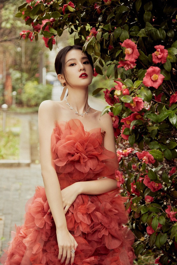 Soi váy áo sao nữ Đêm hội Weibo: Nhiệt Ba chặt chém ác liệt, Châu Đông Vũ - Tống Thiến mặc gì thế này? - Ảnh 3. Soi váy áo sao nữ Đêm hội Weibo: Nhiệt Ba chặt chém ác liệt, Châu Đông Vũ - Tống Thiến mặc gì thế này? - Ảnh 3.