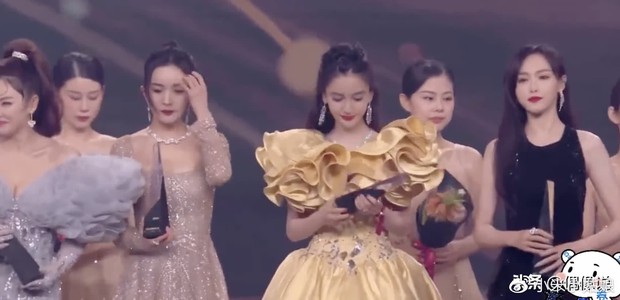 1001 drama Đêm Weibo: Dương Mịch né Đường Yên như né tà, Nhiệt Ba im như thóc, Angela Baby cố tình ngồi xa chồng - Ảnh 5.