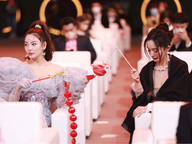 Dàn mỹ nhân chung khung hình ở Đêm Weibo: Angela Baby, Dương Mịch và Triệu Lệ Dĩnh so kè, Trương Vũ Kỳ chấp luôn nhờ “bức tử” vòng 1 - Ảnh 9. Dàn mỹ nhân chung khung hình ở Đêm Weibo: Angela Baby, Dương Mịch và Triệu Lệ Dĩnh so kè, Trương Vũ Kỳ chấp luôn nhờ “bức tử” vòng 1 - Ảnh 9.