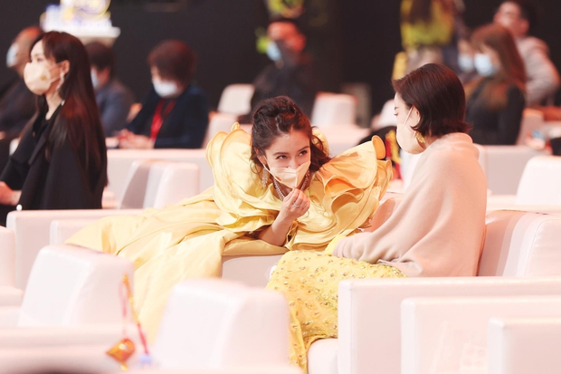 Dàn mỹ nhân chung khung hình ở Đêm Weibo: Angela Baby, Dương Mịch và Triệu Lệ Dĩnh so kè, Trương Vũ Kỳ chấp luôn nhờ “bức tử” vòng 1 - Ảnh 5. Dàn mỹ nhân chung khung hình ở Đêm Weibo: Angela Baby, Dương Mịch và Triệu Lệ Dĩnh so kè, Trương Vũ Kỳ chấp luôn nhờ “bức tử” vòng 1 - Ảnh 5.