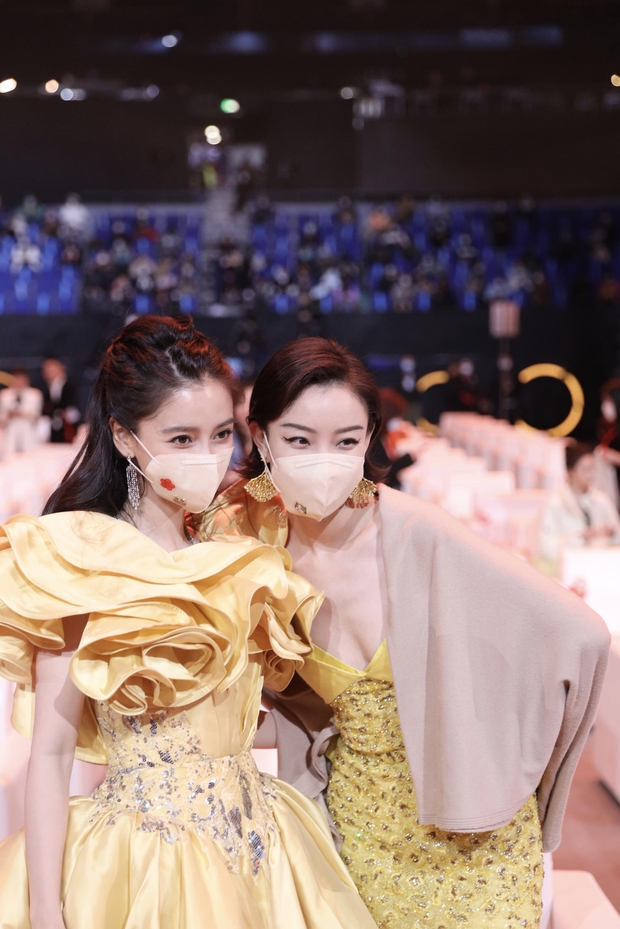 Dàn mỹ nhân chung khung hình ở Đêm Weibo: Angela Baby, Dương Mịch và Triệu Lệ Dĩnh so kè, Trương Vũ Kỳ chấp luôn nhờ “bức tử” vòng 1 - Ảnh 6. Dàn mỹ nhân chung khung hình ở Đêm Weibo: Angela Baby, Dương Mịch và Triệu Lệ Dĩnh so kè, Trương Vũ Kỳ chấp luôn nhờ “bức tử” vòng 1 - Ảnh 6.