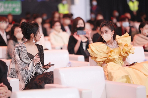 Dàn mỹ nhân chung khung hình ở Đêm Weibo: Angela Baby, Dương Mịch và Triệu Lệ Dĩnh so kè, Trương Vũ Kỳ chấp luôn nhờ “bức tử” vòng 1 - Ảnh 4. Dàn mỹ nhân chung khung hình ở Đêm Weibo: Angela Baby, Dương Mịch và Triệu Lệ Dĩnh so kè, Trương Vũ Kỳ chấp luôn nhờ “bức tử” vòng 1 - Ảnh 4.