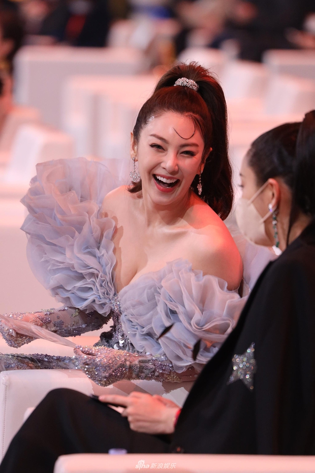 Dàn mỹ nhân chung khung hình ở Đêm Weibo: Angela Baby, Dương Mịch và Triệu Lệ Dĩnh so kè, Trương Vũ Kỳ chấp luôn nhờ “bức tử” vòng 1 - Ảnh 10. Dàn mỹ nhân chung khung hình ở Đêm Weibo: Angela Baby, Dương Mịch và Triệu Lệ Dĩnh so kè, Trương Vũ Kỳ chấp luôn nhờ “bức tử” vòng 1 - Ảnh 10.