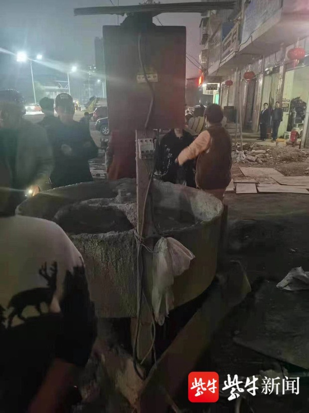 Bé gái 4 tuổi ngã vào máy trộn xi măng nguy kịch, hình ảnh nạn nhân ở hiện trường khiến người nhà đau lòng tột độ - Ảnh 1. Bé gái 4 tuổi ngã vào máy trộn xi măng nguy kịch, hình ảnh nạn nhân ở hiện trường khiến người nhà đau lòng tột độ - Ảnh 1.
