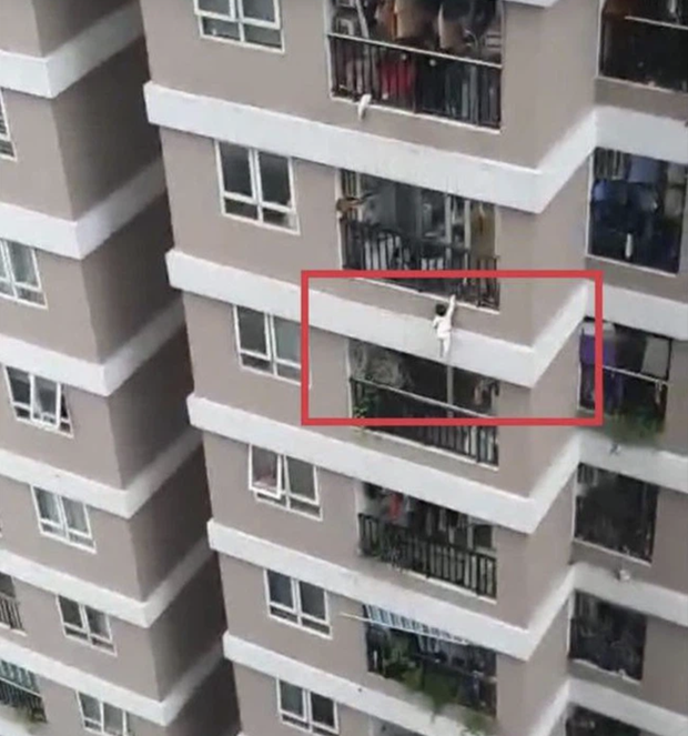 Phân tích vụ cháu bé ngã từ tầng 12: Chính xác thì người hùng Nguyễn Ngọc Mạnh phải đỡ một lực lớn bao nhiêu? - Ảnh 1. Phân tích vụ cháu bé ngã từ tầng 12: Chính xác thì người hùng Nguyễn Ngọc Mạnh phải đỡ một lực lớn bao nhiêu? - Ảnh 1.