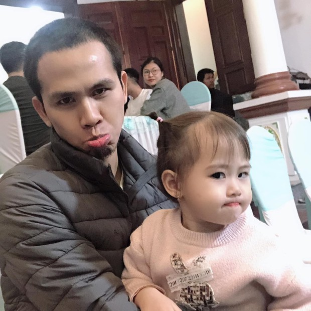 Những khoảnh khắc đời thường, ngọt ngào bên con gái của người hùng cứu sống bé gái rơi từ tầng 13 - Ảnh 1. Những khoảnh khắc đời thường, ngọt ngào bên con gái của người hùng cứu sống bé gái rơi từ tầng 13 - Ảnh 1.