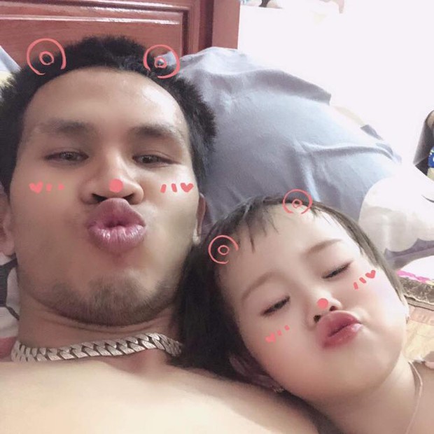 Những khoảnh khắc đời thường, ngọt ngào bên con gái của người hùng cứu sống bé gái rơi từ tầng 13 - Ảnh 2. Những khoảnh khắc đời thường, ngọt ngào bên con gái của người hùng cứu sống bé gái rơi từ tầng 13 - Ảnh 2.