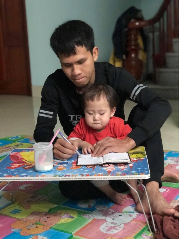 Những khoảnh khắc đời thường, ngọt ngào bên con gái của người hùng cứu sống bé gái rơi từ tầng 13 - Ảnh 3. Những khoảnh khắc đời thường, ngọt ngào bên con gái của người hùng cứu sống bé gái rơi từ tầng 13 - Ảnh 3.