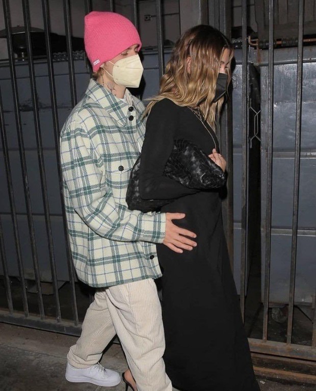 Đi đâu Justin Bieber cũng kè kè khẳng định chủ quyền với Hailey, còn để bàn tay hư bám dính mặc kệ mọi ánh nhìn - Ảnh 2.