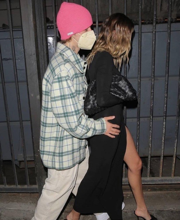 Đi đâu Justin Bieber cũng kè kè khẳng định chủ quyền với Hailey, còn để bàn tay hư bám dính mặc kệ mọi ánh nhìn - Ảnh 3.