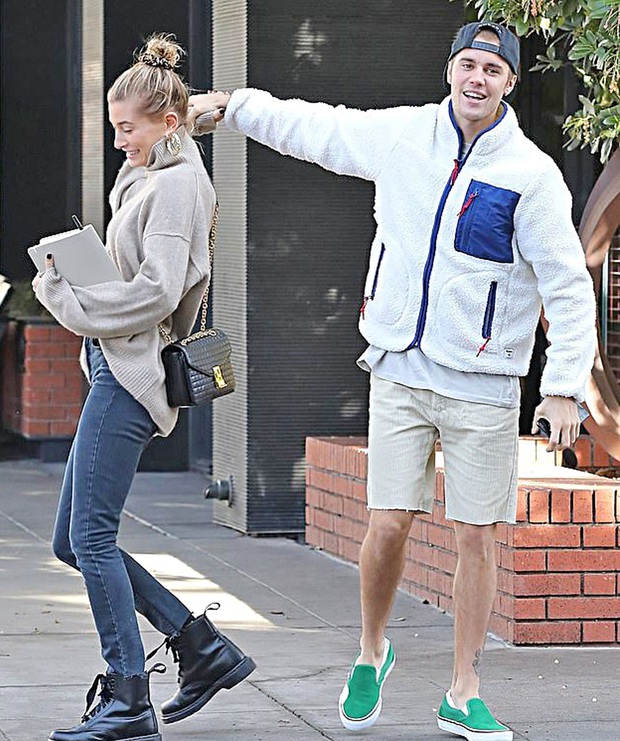 Đi đâu Justin Bieber cũng kè kè khẳng định chủ quyền với Hailey, còn để bàn tay hư bám dính mặc kệ mọi ánh nhìn - Ảnh 11.