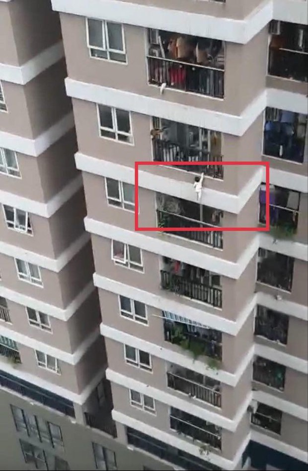 Gia đình anh hùng đỡ bé gái rơi từ tầng 12: Mẹ là cô giáo mầm non có nguyên tắc dạy con cực nghiêm khắc nhưng chia sẻ của bố mới thật nghẹn ngào - Ảnh 1.