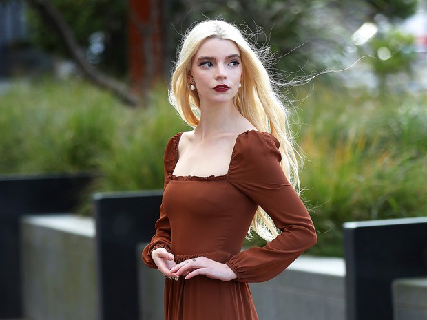 Anya Taylor-Joy là ai mà rung chuyển cả Hollywood vì quá đẹp? Visual như báu vật, vòng 1 bức thở, choáng nhất ảnh chụp vội - Ảnh 11.