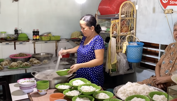 Món bún nước lèo đặc sản quê Ngọc Trinh có gì đặc biệt mà Diệu Nhi nức nở khen ngon đến nhức nách? - Ảnh 3. Món bún nước lèo đặc sản quê Ngọc Trinh có gì đặc biệt mà Diệu Nhi nức nở khen ngon đến nhức nách? - Ảnh 3.