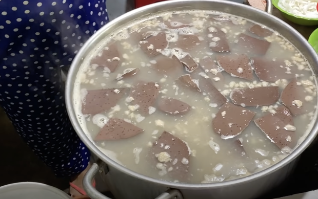Món bún nước lèo đặc sản quê Ngọc Trinh có gì đặc biệt mà Diệu Nhi nức nở khen ngon đến nhức nách? - Ảnh 4. Món bún nước lèo đặc sản quê Ngọc Trinh có gì đặc biệt mà Diệu Nhi nức nở khen ngon đến nhức nách? - Ảnh 4.
