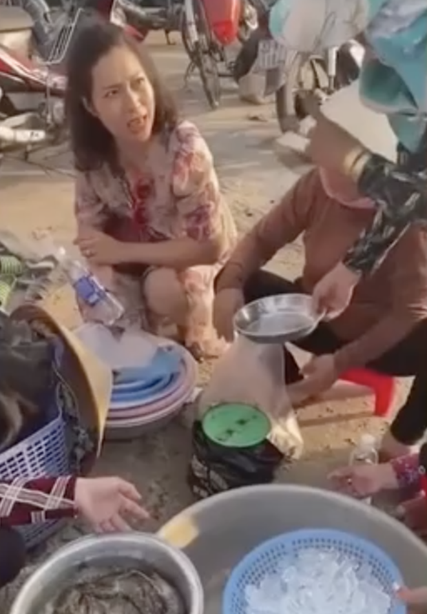 Chỉ bằng 1 chai nước suối, thanh niên đã kịp vạch mặt thủ đoạn cân điêu ăn 5 lạng - trả tiền 1,2kg - Ảnh 1. Chỉ bằng 1 chai nước suối, thanh niên đã kịp vạch mặt thủ đoạn cân điêu ăn 5 lạng - trả tiền 1,2kg - Ảnh 1.
