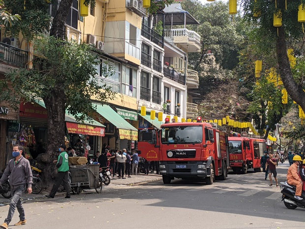 Hà Nội: Cháy lớn trên phố cổ vào giờ trưa, người dân hoảng loạn - Ảnh 2. Hà Nội: Cháy lớn trên phố cổ vào giờ trưa, người dân hoảng loạn - Ảnh 2.